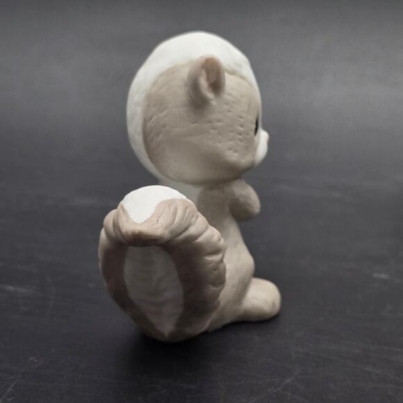 Precious Moments Skunk with Flowers 1990 Samuel Butcher - Picture 2 of 6